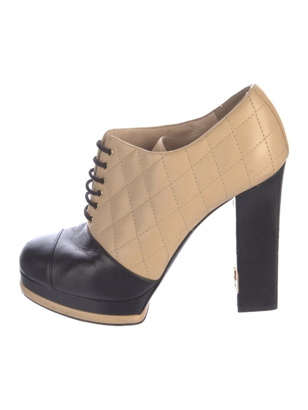 Chanel Interlocking CC Logo Leather Pumps